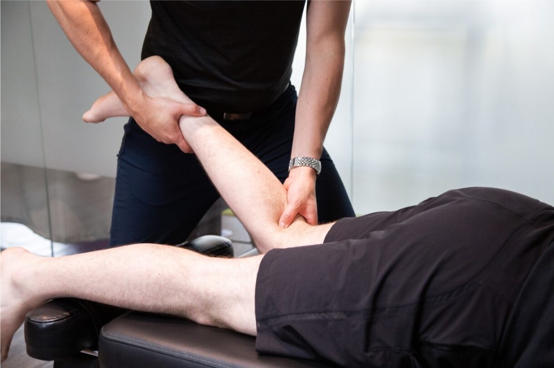 Myo Lab Chiropractor Conducting a Knee Pain Treatment