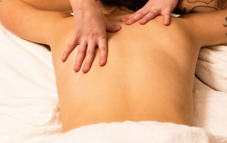 Registered massage therapist providing therapeutic upper back massage at MYo Lab Health & Wellness in Calgary.